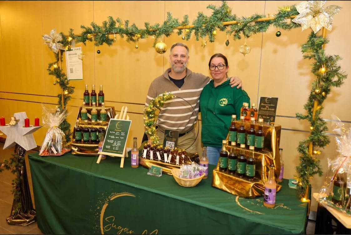 Jessica und Sebastian von Sugar Moon Sweets an ihrem Stand auf dem Adventsmarkt in Rothemann